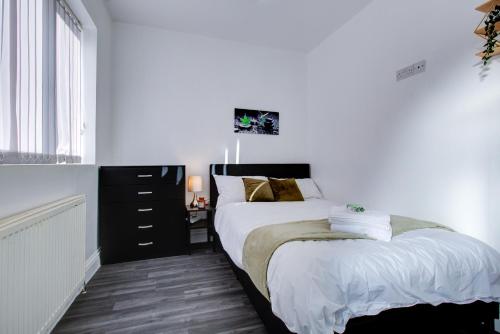 Modern 5 Bed House with Parking – khách sạn tại Old Heath