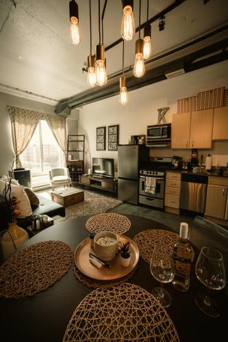 2 Full Beds, Free Parking Underground/Heated, 1 Bedroom Condo Downtown Central photo 1