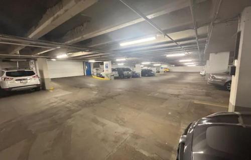 2 Full Beds, Free Parking Underground/Heated, 1 Bedroom Condo Downtown Central photo 3