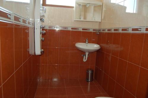 Large Double Room image 3