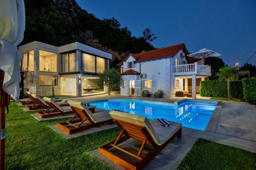 Luxury Villa Karmen* * * * * with pool & spa zone