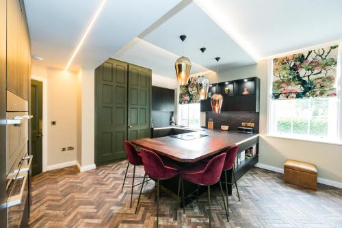 ห้องครัว, Hillthorpe Manor by Maison Parfaite - Large Country House with Hot Tub in ทอร์ปออดลิน