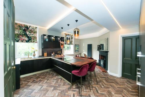 ห้องครัว, Hillthorpe Manor by Maison Parfaite - Large Country House with Hot Tub in ทอร์ปออดลิน