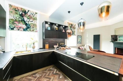 ห้องครัว, Hillthorpe Manor by Maison Parfaite - Large Country House with Hot Tub in ทอร์ปออดลิน