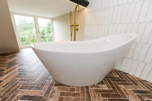 บริการและสิ่งอำนวยความสะดวก, Hillthorpe Manor by Maison Parfaite - Large Country House with Hot Tub in ทอร์ปออดลิน