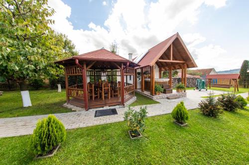 Pension Sólyomkő (Pension Solyomko) in Bixad