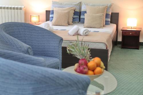 1 queen bed, 1 sofa bed