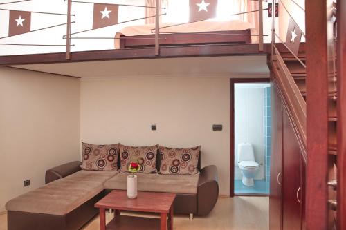 Happy Star Club - image 2