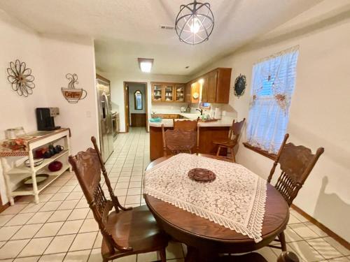 Cozy house centrally located close to everything in NWA in Springdale, USA