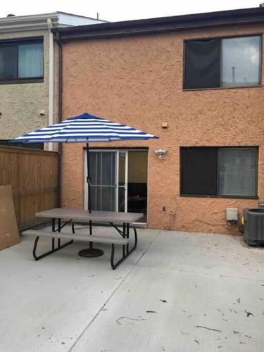 Townhouse, 2 bdrm, 2.5 bthrm, 2 qn bds/2 levls