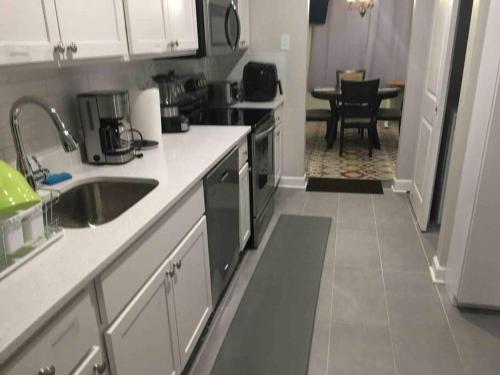 Entire Twnhouse 2bdrms 3Bthrm 2Qbeds 2Levls Fncd Bkyard in กรีนเบลท์ (MD)