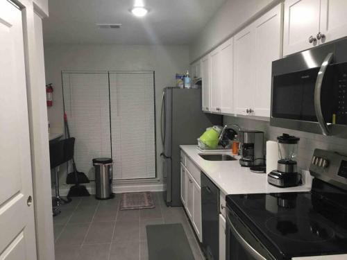 Townhouse, 2 bdrm, 2.5 bthrm, 2 qn bds/2 levls