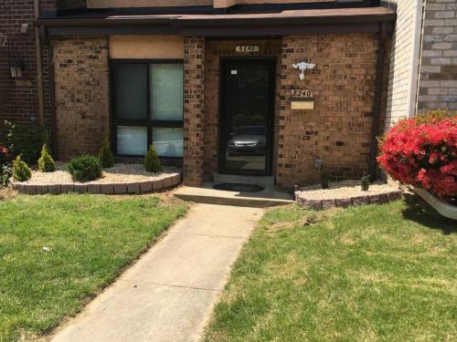 Townhouse, 2 bdrm, 2.5 bthrm, 2 qn bds/2 levls