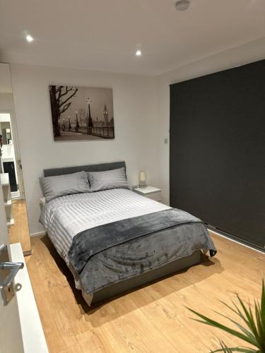 Self-contained en-suite room very close to Wembley stadium, Londýn