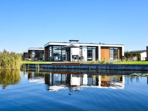 Modern holiday home on the water in a holiday park near the Loosdrechtse Plassen