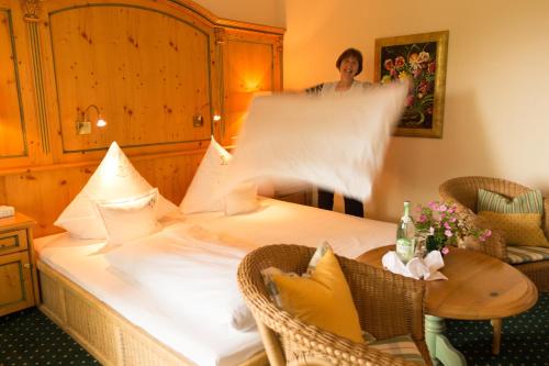 Garden-Hotel Reinhart Garden-Hotel Reinhart is conveniently located in the popular Prien am Chiemsee area. The hotel offers a wide range of amenities and perks to ensure you have a great time. Free Wi-Fi in all rooms, expr