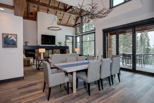 6 Jakes Lane by Moonlight Basin Lodging in Big Sky, USA