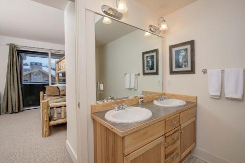 Saddle Ridge B5 by Moonlight Basin Lodging in Big Sky, USA