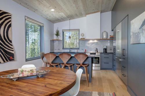 12 Lake Cabin by Moonlight Basin Lodging in Big Sky, USA