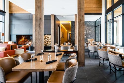 Restaurant, 212 LakeLodge by Moonlight Basin Lodging in Big Sky (MT)