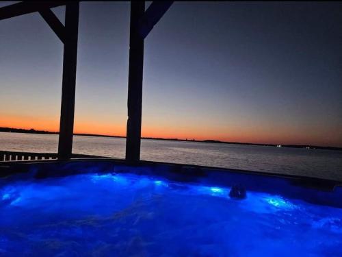 Karstais baseins, Lakefront Oasis with Private Hot Tub in Pittsburg (TX)