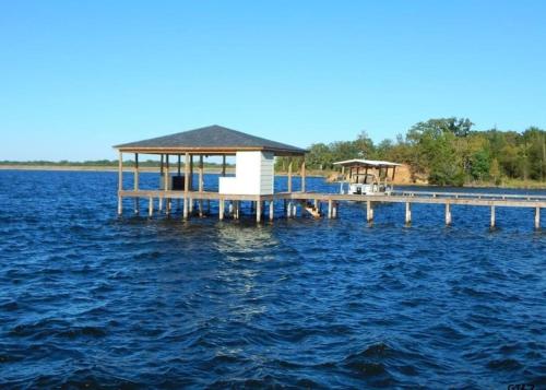 Lakefront Oasis with Private Hot Tub in Pittsburg (TX)
