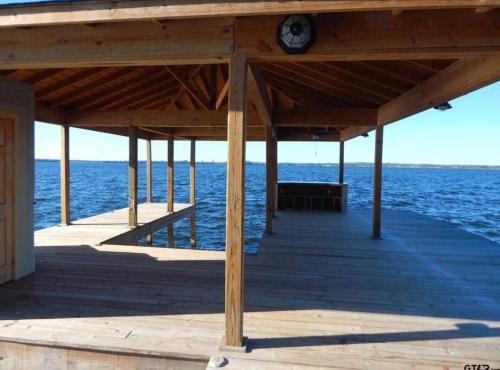 Atpūtas iespējas, Lakefront Oasis with Private Hot Tub in Pittsburg (TX)