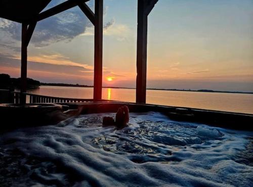Balkons/terase, Lakefront Oasis with Private Hot Tub in Pittsburg (TX)