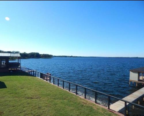 Skats, Lakefront Oasis with Private Hot Tub in Pittsburg (TX)