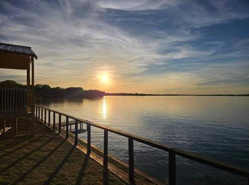 Skats, Lakefront Oasis with Private Hot Tub in Pittsburg (TX)