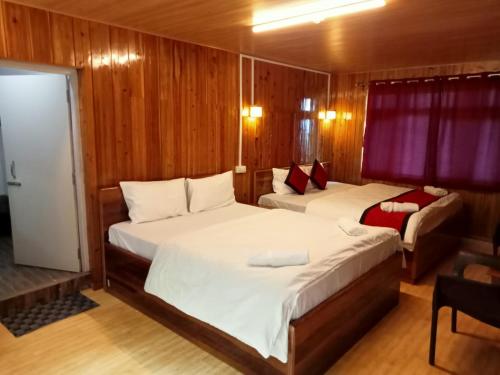 Standard King Room image 2