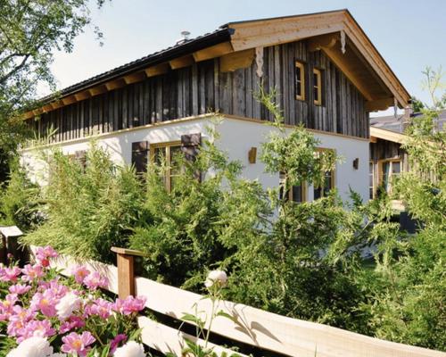 DIE ZWEI CHALETS AM TEGERNSEE "s' Gloane" & "s' Große" in Rottach-Egern, Deutschland