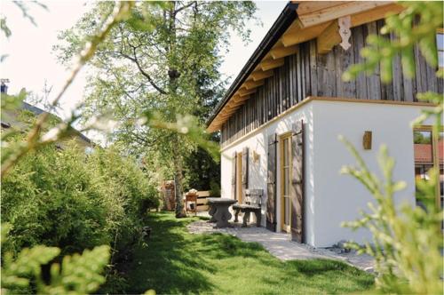 DIE ZWEI CHALETS AM TEGERNSEE "s' Gloane" & "s' Große"