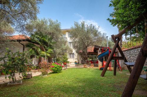 Garden, President Bungalows and Apartments in Utjeha