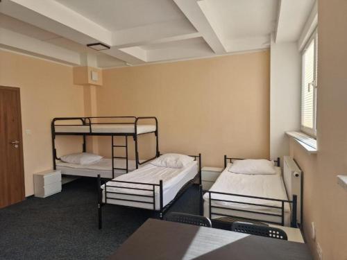 4 twin beds