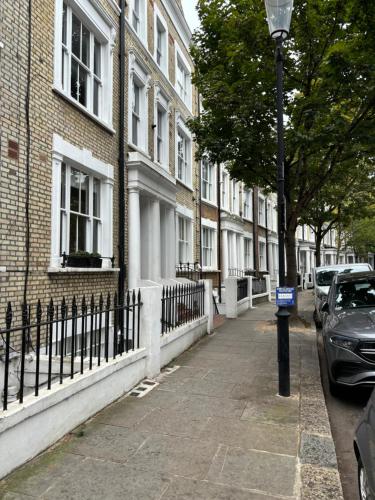 Kensington apartment with 2 bedrooms 1 living room and Patio, Londýn