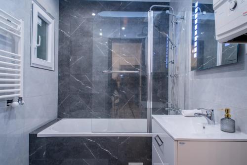 Very central NEW and large AC apartment - main image