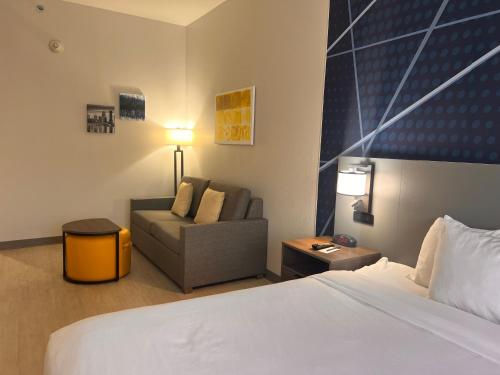 Comfort Suites Airport Louisville - image 10