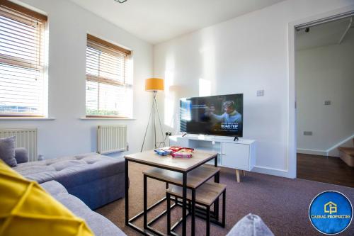Can accommodate up to 7 people , 3Bed House in Reading by Cabralproperties - free parking, Netflix