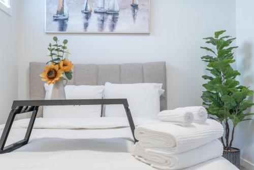 Stylish Getaway 2BD Basement by YMCA and South Health Campus Hospital, Calgary