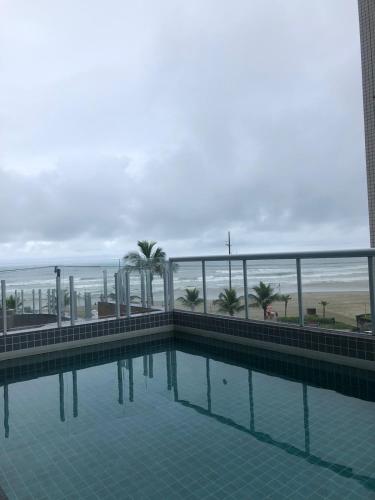 Vila Caiçara Apto à beira mar! Novinho