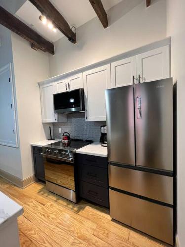 Chic Two-Bedroom Apartment on Camp St, New Orleans detail