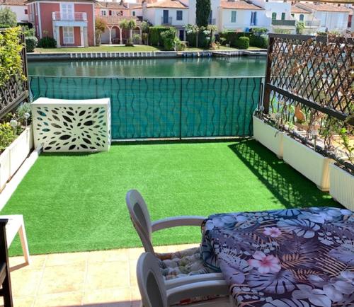 Appartement rue de l'amarrage à PORT GRIMAUD avec Terrasse vue canaux et garage