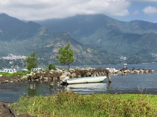 Sweet little cottage at Lake La Laguna