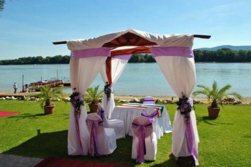Camelot Club Hotel in Vac