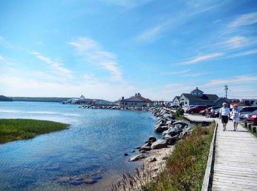 Entire house 3 min Drive to beach