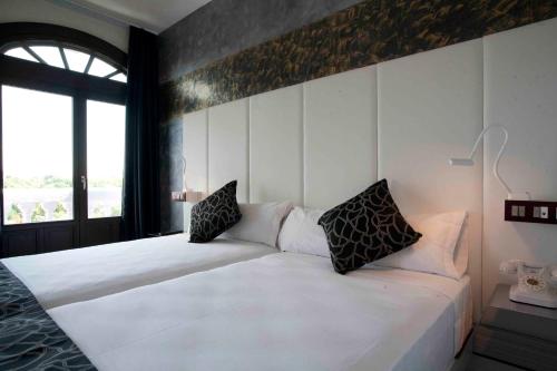 Double or Twin Room (1-2 Adults) image 9