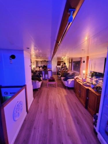 Instalaciones, JASMINE CORAL JAY Boutique Boatel Ocean Village in Gibraltar