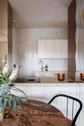 Konyha, Vintage Glamour Suite, parveke, parkkipaikka in Meilahti