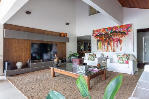 Skupni salon/TV območje, Bz58 Linda casa c/ Piscina privativa e vista lago in Vila Luiza